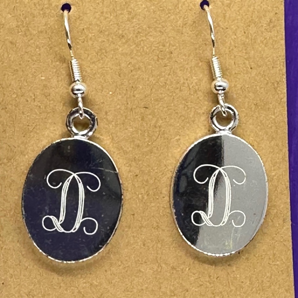 🦋 6/$21 dangling “D” earrings